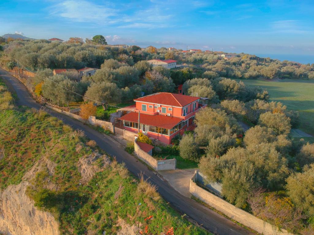 una vista aerea di una casa su una collina di Locanda Adele a Parghelia