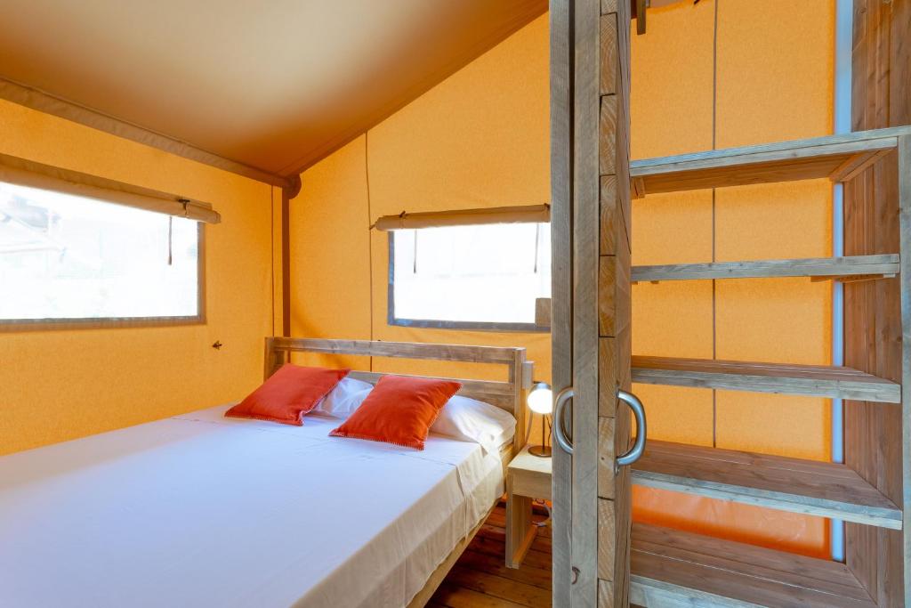 Postel nebo postele na pokoji v ubytování Camping Village Riva Blu