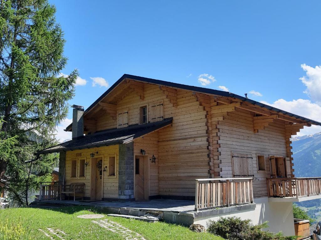 a log house with a porch and a balcony at Gavroche Combles in Verbier