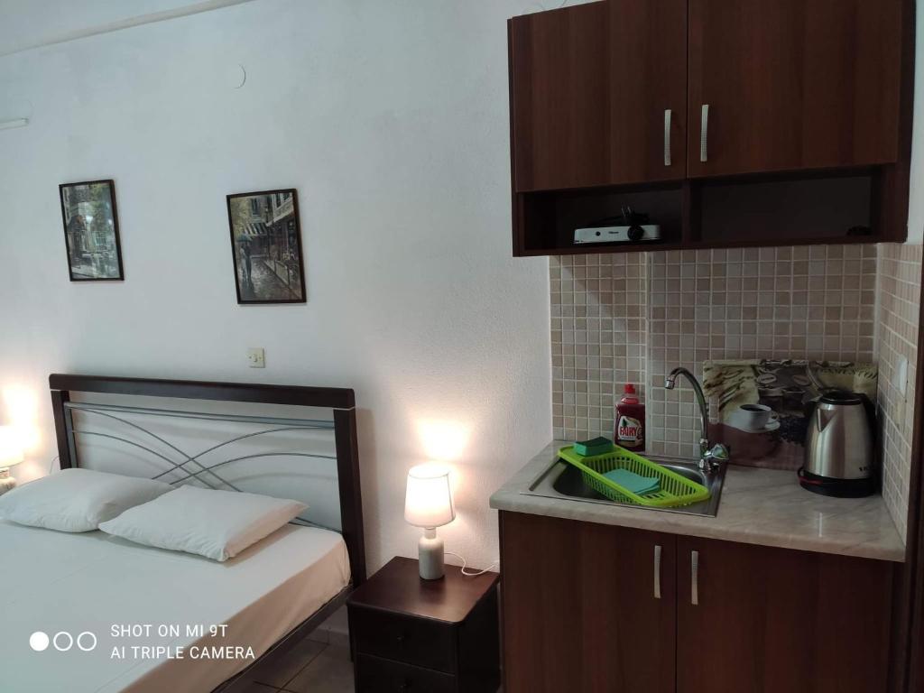Kuchyň nebo kuchyňský kout v ubytování Sivota Rooms Athanasiou