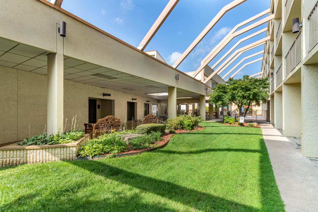 Zahrada ubytování Clarion Hotel Broken Arrow - Tulsa