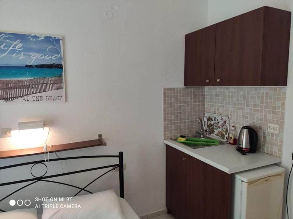 Kuchyň nebo kuchyňský kout v ubytování Sivota Rooms Athanasiou