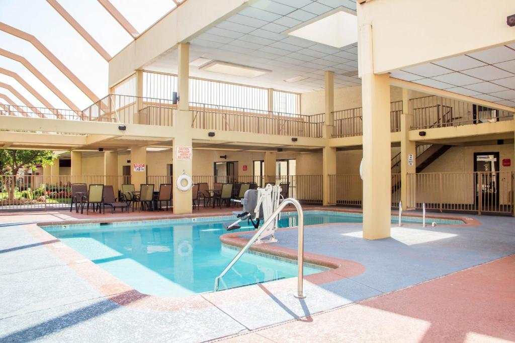 Bazén v ubytování Clarion Hotel Broken Arrow - Tulsa nebo v jeho okolí