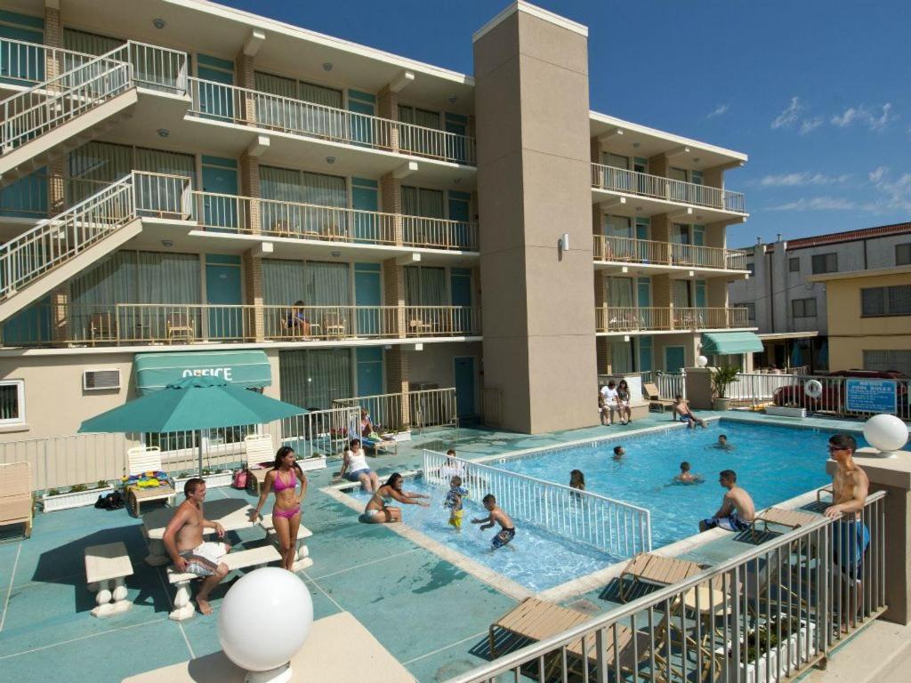 Bazén v ubytování Aquarius Oceanfront Inn nebo v jeho okolí