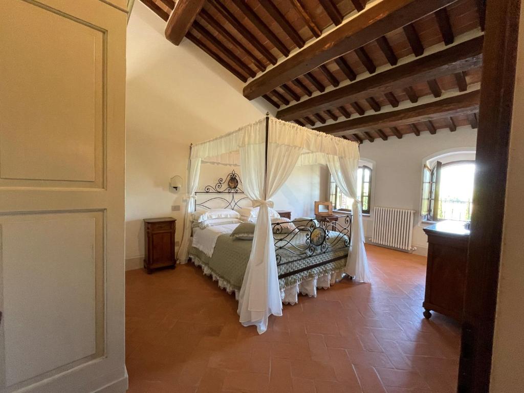 Łóżko lub łóżka w pokoju w obiekcie Agriturismo Castello La Grancia di Spedaletto