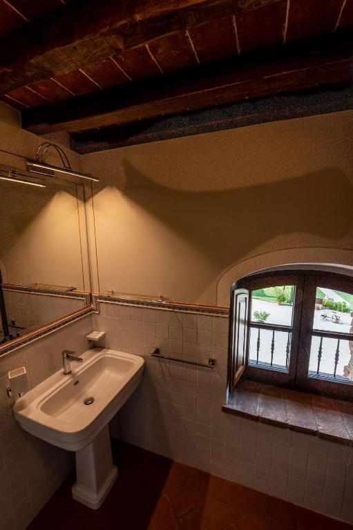 Łazienka w obiekcie Agriturismo Castello La Grancia di Spedaletto
