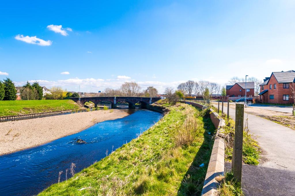 Vidale Court, 3 Bedroom House with River Irwell view, sleeps 6 - 三居室公寓