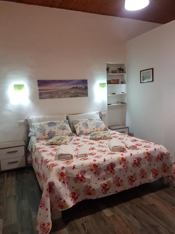 - une chambre dotée d'un lit avec un couvre-lit floral dans l'établissement Lipari Centro Storico Flat 5 mins from Port, à Lipari