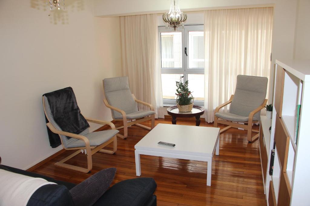 a living room with three chairs and a table at El piso de Manuela VUT-CO-004057 in Padrón