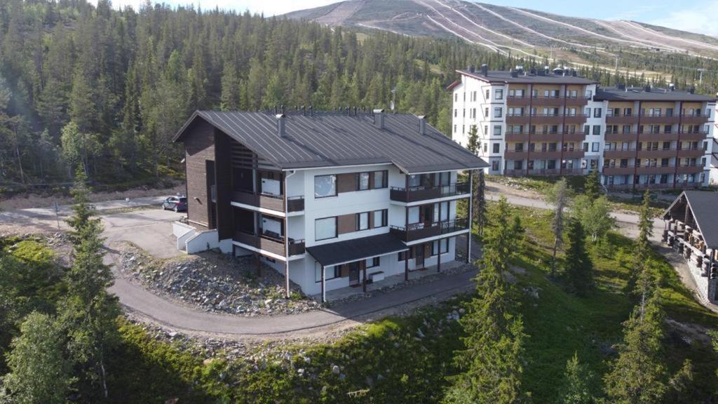 eine Luftansicht eines Hauses in einer Stadt in der Unterkunft Villa Ylläs 102 in Ylläsjärvi