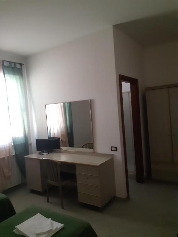 a room with a desk with a mirror and a computer at Hotel Mercede 2 in San Felice Circeo