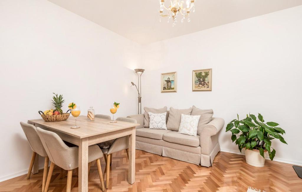 salon ze stołem i kanapą w obiekcie Sunset Apartment with Sea View w mieście Povljana