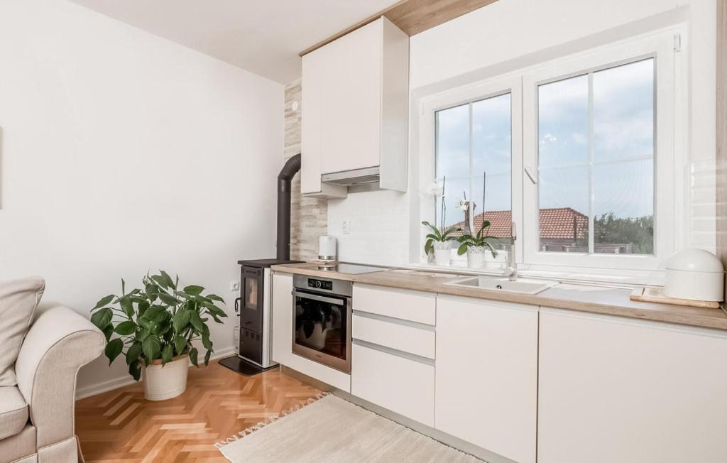 Kuchnia lub aneks kuchenny w obiekcie Sunset Apartment with Sea View