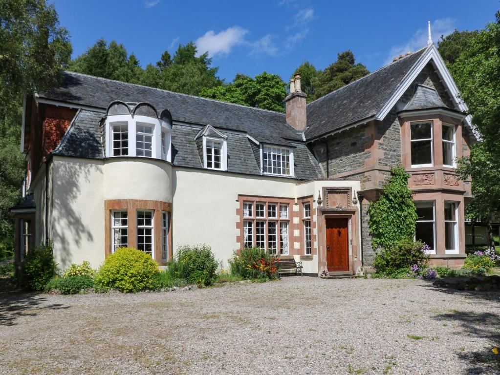 una casa con una entrada delante de ella en Bearnock Lodge en Inverness