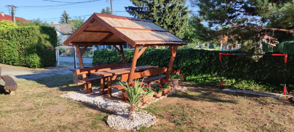 Vonkajšia záhrada v ubytovaní Virágos Apartman Balatonszemes