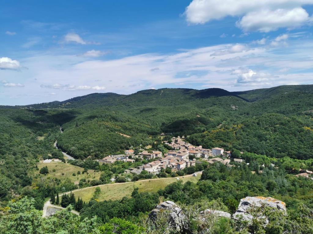 ein kleines Dorf in den Bergen auf einem Hügel in der Unterkunft Libre à vous ... in Félines-Termenès