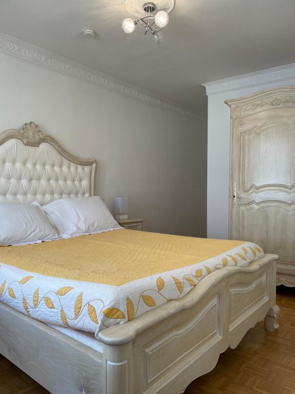 Een bed of bedden in een kamer bij Appartement du Couvent