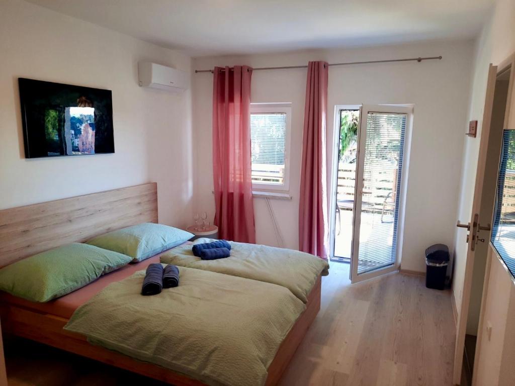 um quarto com uma cama com sapatos em Rooms Optim em Ptuj