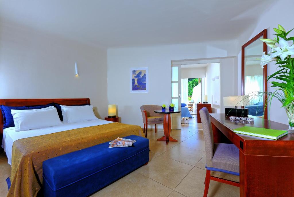 Postel nebo postele na pokoji v ubytování Apollonia Beach Resort & Spa
