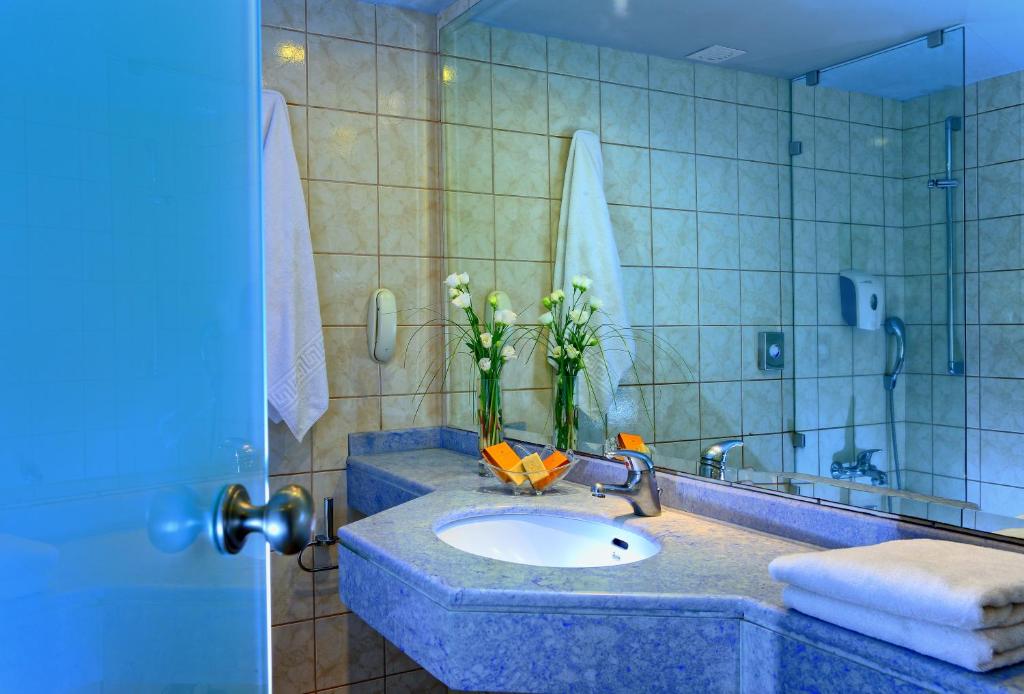 Koupelna v ubytování Apollonia Beach Resort & Spa