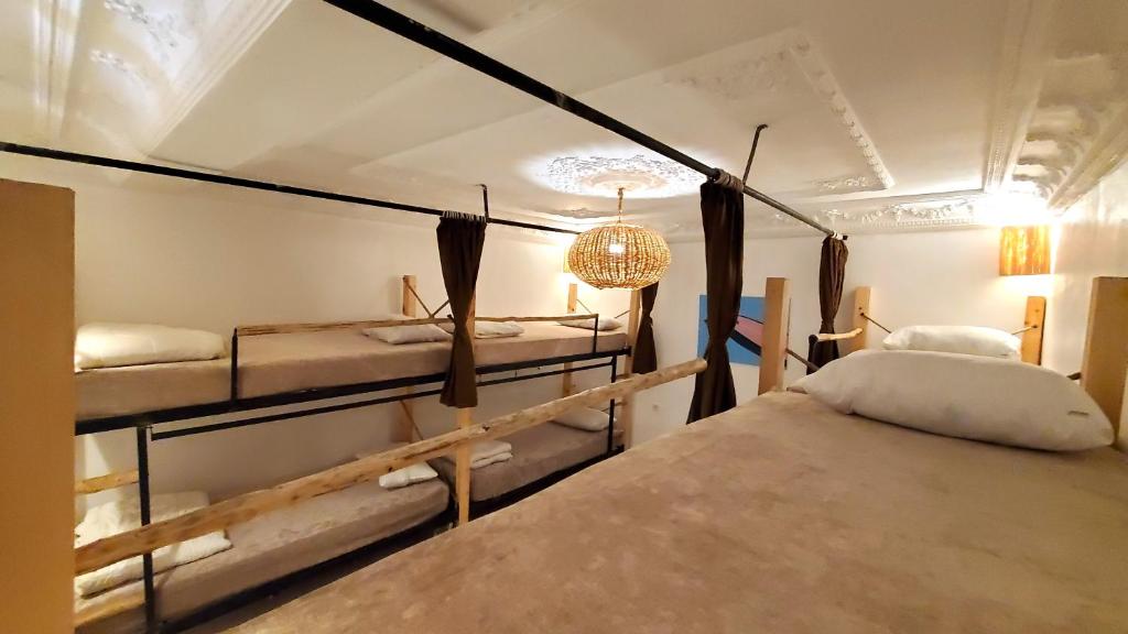 Postel nebo postele na pokoji v ubytování Kekai Surf House