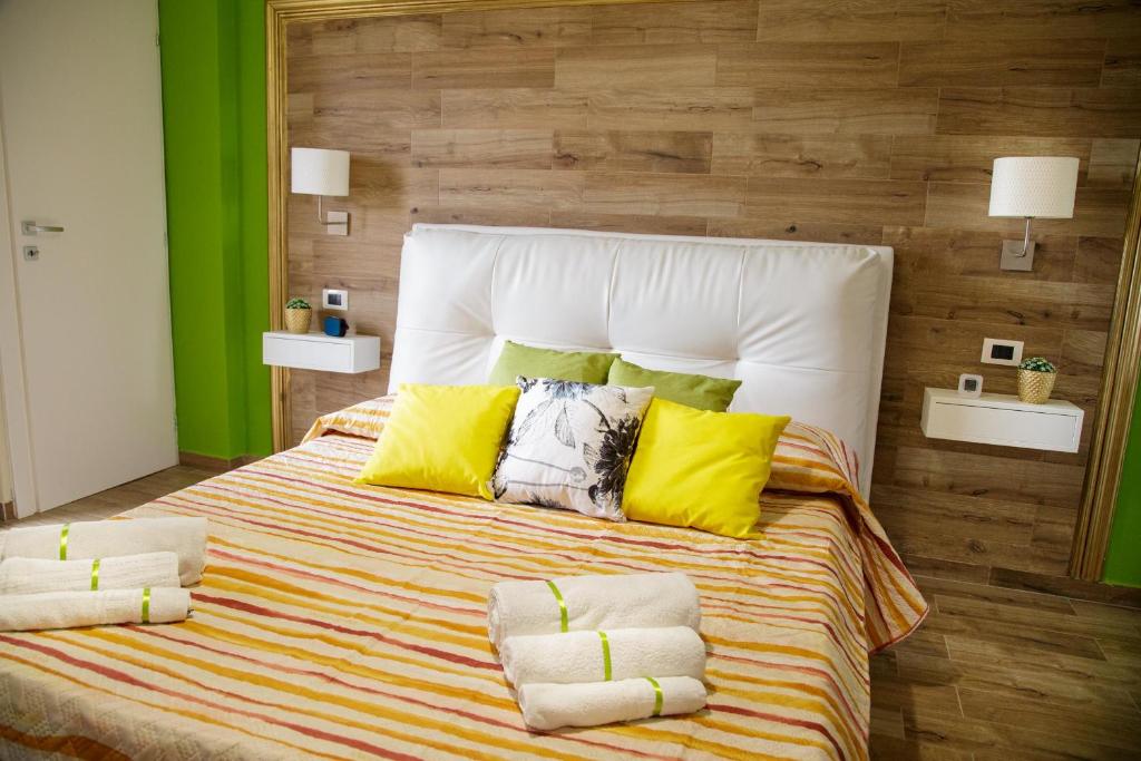 Postel nebo postele na pokoji v ubytování Home Syrakos B&B