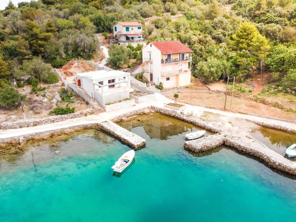 una vista aérea de una casa y un barco en el agua en Sunny Apartment Stella, en Rava