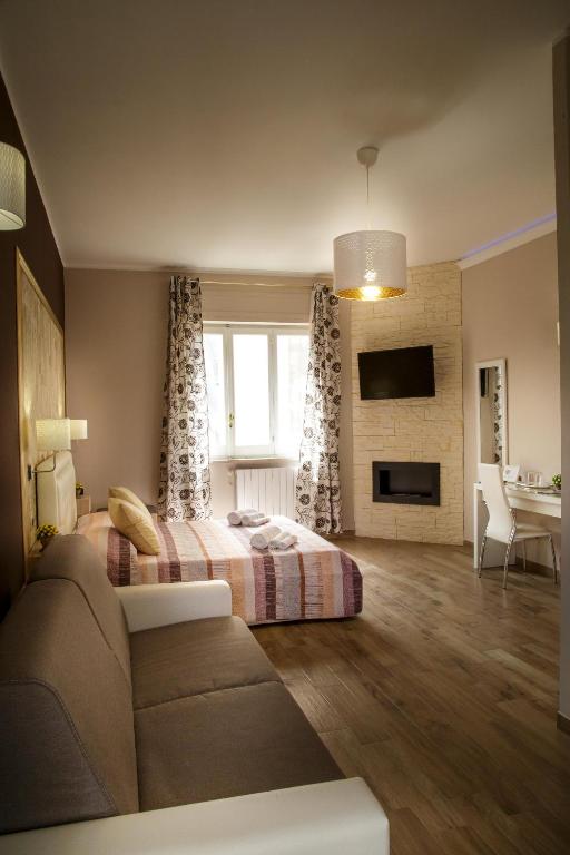TV a/nebo společenská místnost v ubytování Home Syrakos B&B