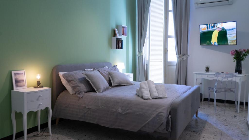 um quarto com uma cama com duas almofadas em CASA ARISTON em Sassari