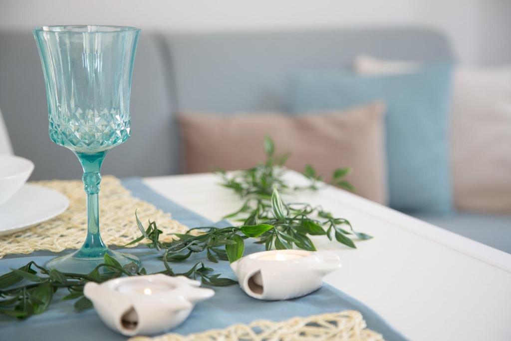 een wijnglas op een tafel met bloemen bij Sa Prenda in Villasimius