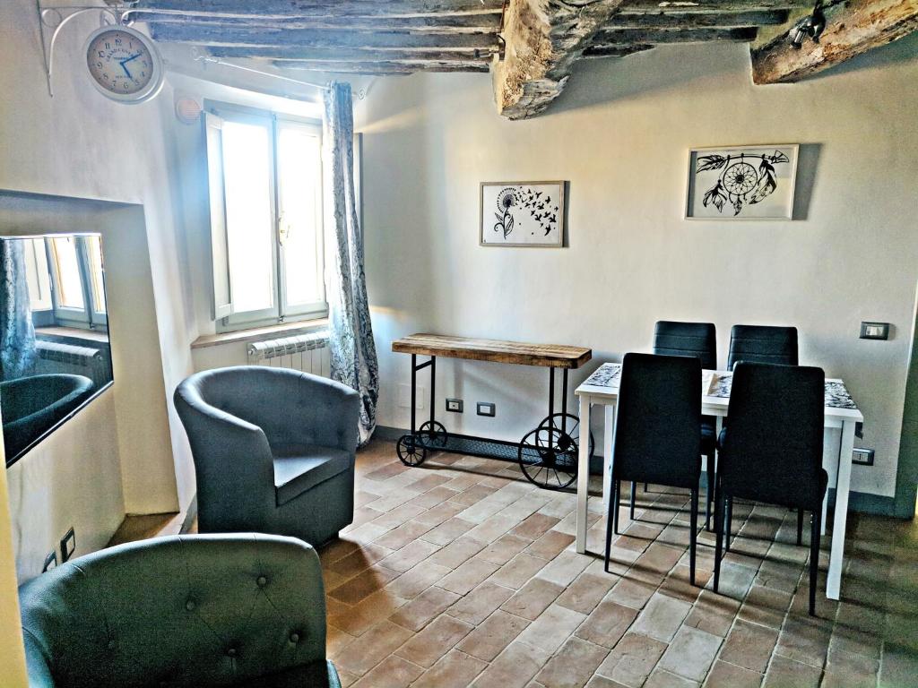 a living room with chairs and a table and a tablektop at Appartamento LA FINESTRELLA in Città della Pieve