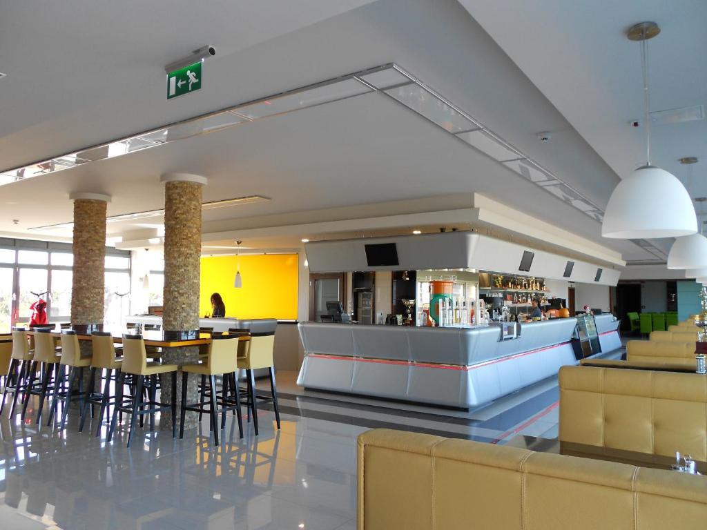 Reštaurácia alebo iné gastronomické zariadenie v ubytovaní Gokart Hotel