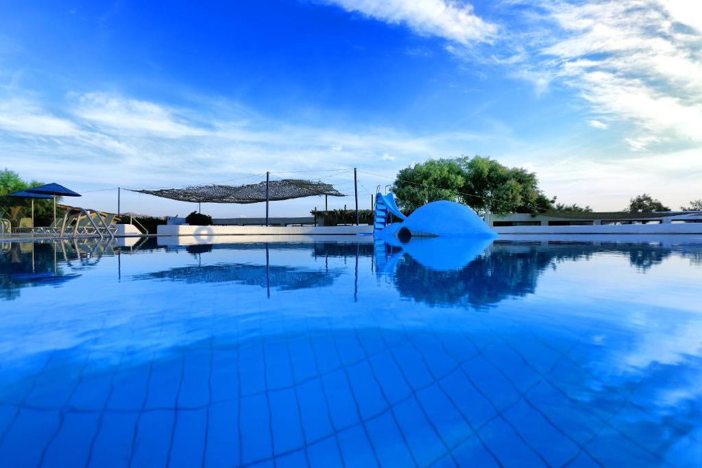 Bazén v ubytování Apollonia Beach Resort & Spa nebo v jeho okolí