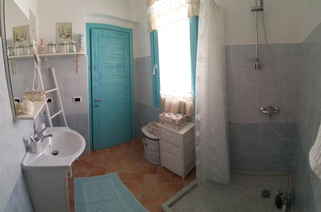 Koupelna v ubytování B&B Roseddu