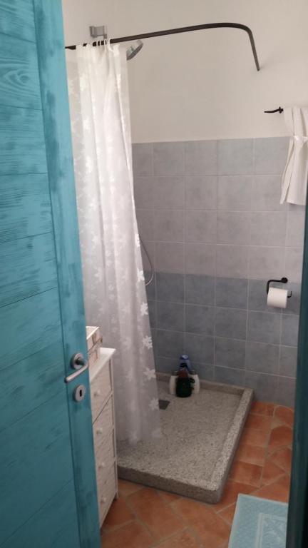 Koupelna v ubytování B&B Roseddu