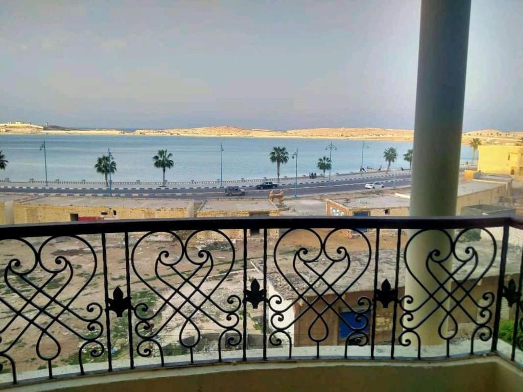 a balcony with a view of a beach and the ocean at برج دهب قديم in Marsa Matruh