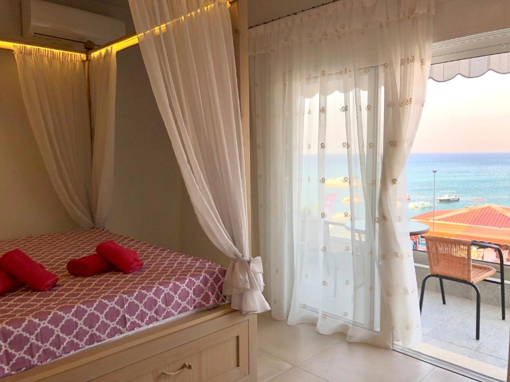 una camera con letto e vista sull'oceano di M&N Apartments a Archangelos