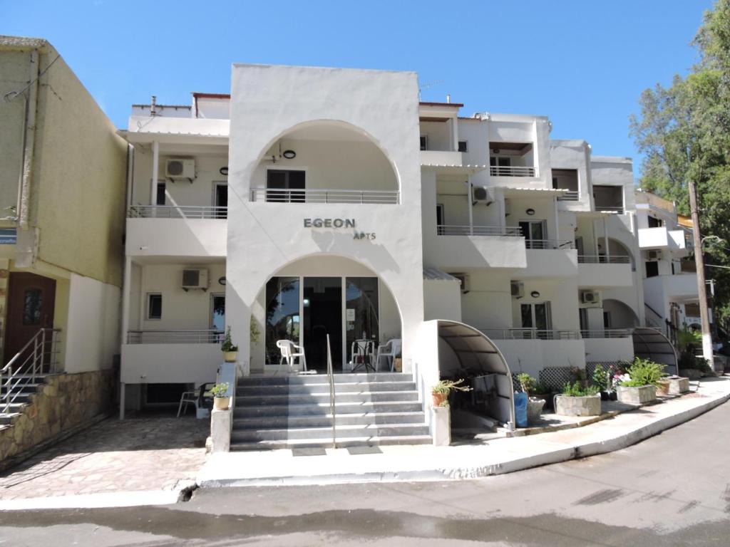 a building with an archway in front of it at Egeon Rooms and Studios in Georgioupolis