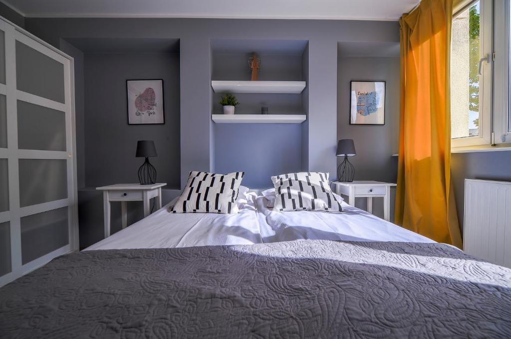 sypialnia z dużym łóżkiem z dwoma stołami w obiekcie CITYSTAY Partyzantow Apartment w mieście Gdynia