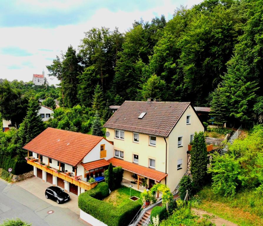 ein großes weißes Haus mit orangefarbenem Dach in der Unterkunft Appertment Bärenstein 1 in Gößweinstein