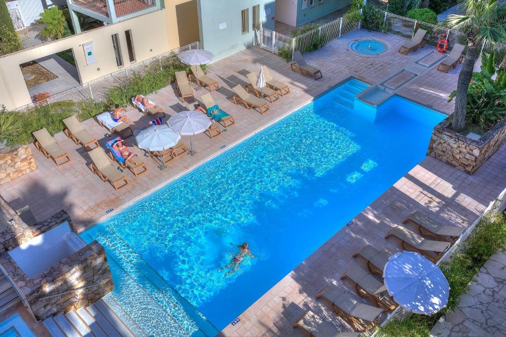 una vista aérea de una piscina con sillas y personas en el agua en Penthouse vue mer et jacuzzi privé, en Antibes