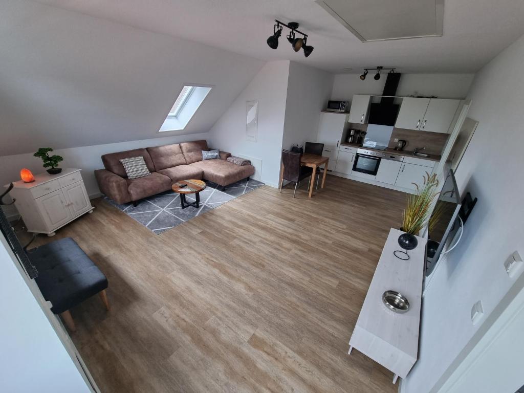 een woonkamer met een bank en een tafel bij Frischer Wind in Neuharlingersiel