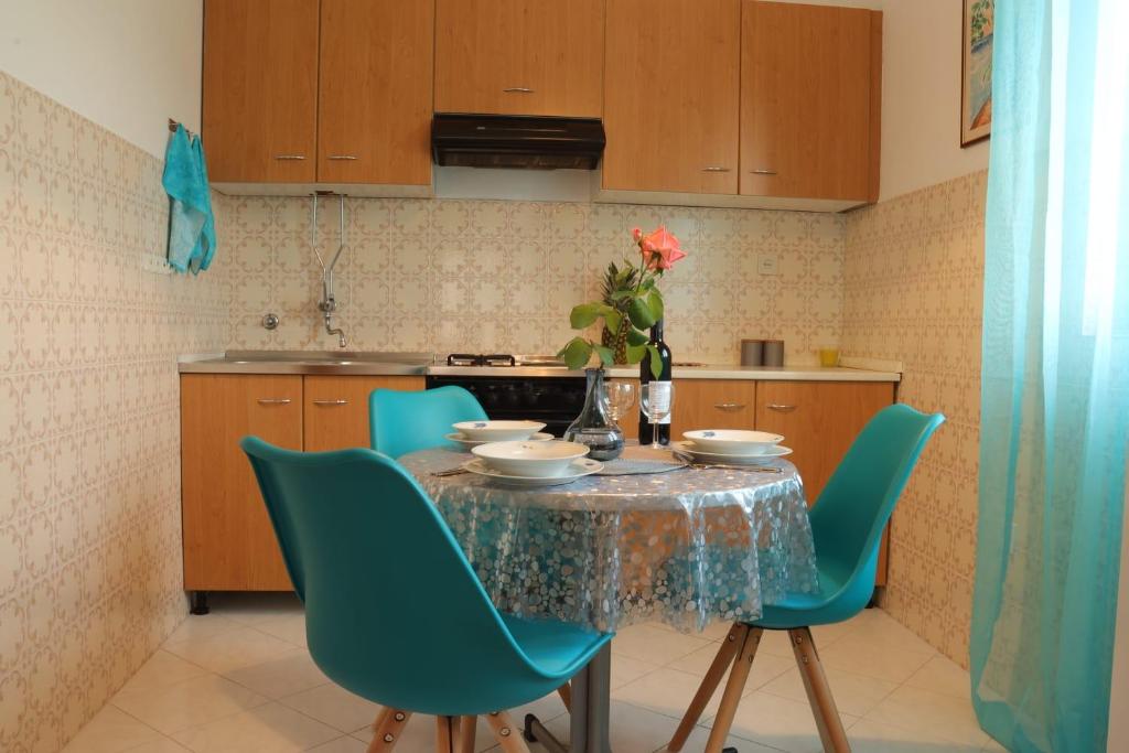 Kuchyň nebo kuchyňský kout v ubytování Cozy Apartments Danica Novalja - Ground floor