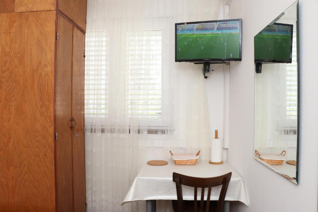 Televízia a/alebo spoločenská miestnosť v ubytovaní Apartment for one person
