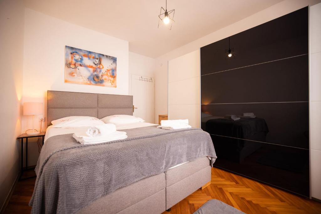 1 dormitorio con 1 cama con 2 toallas en Gof apartment, en Zadar