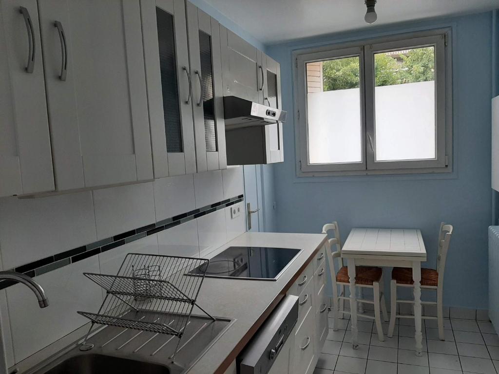 Una cocina o zona de cocina en 2 bedrooms Apartment with parking Paris Neuilly