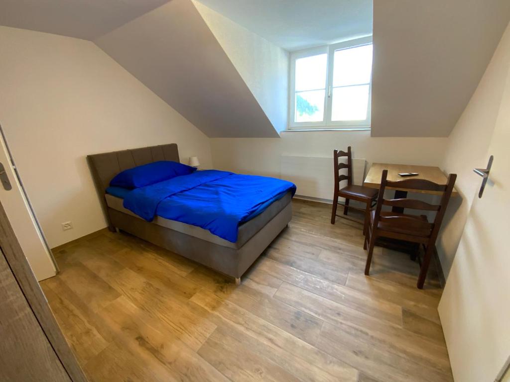 Rúm í herbergi á Hotel Gasthof Engel