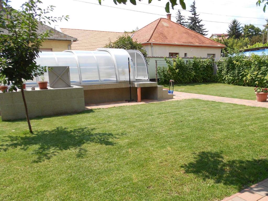 シオーフォクにあるApartment in Siofok/Balaton 35634の庭の温室付き家