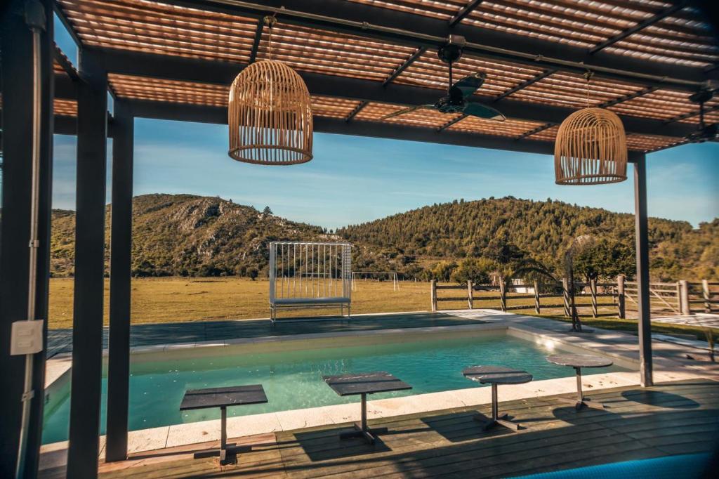 una piscina con vistas a la montaña en La Cañada, en Minas
