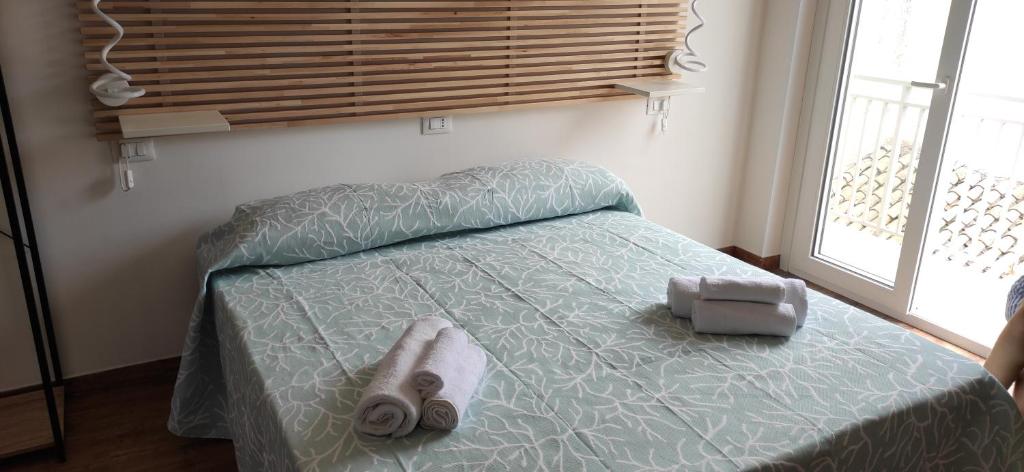 ein Schlafzimmer mit einem Bett mit zwei Handtüchern darauf in der Unterkunft Suite Centrale 44 in Marsala